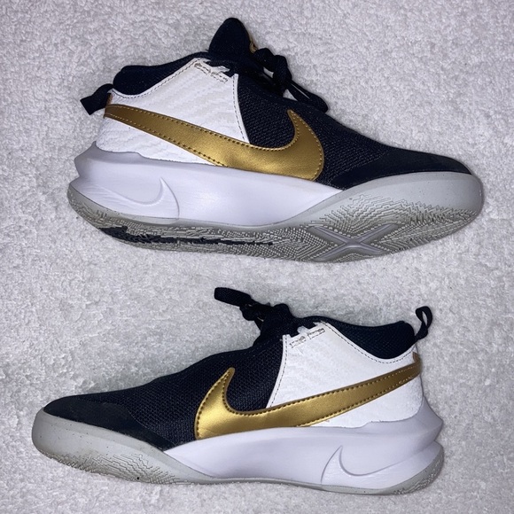 Nike Team Hustle D Youth Size 4y Black/White/Gold Shoes CW6735-002 - Picture 2 of 8